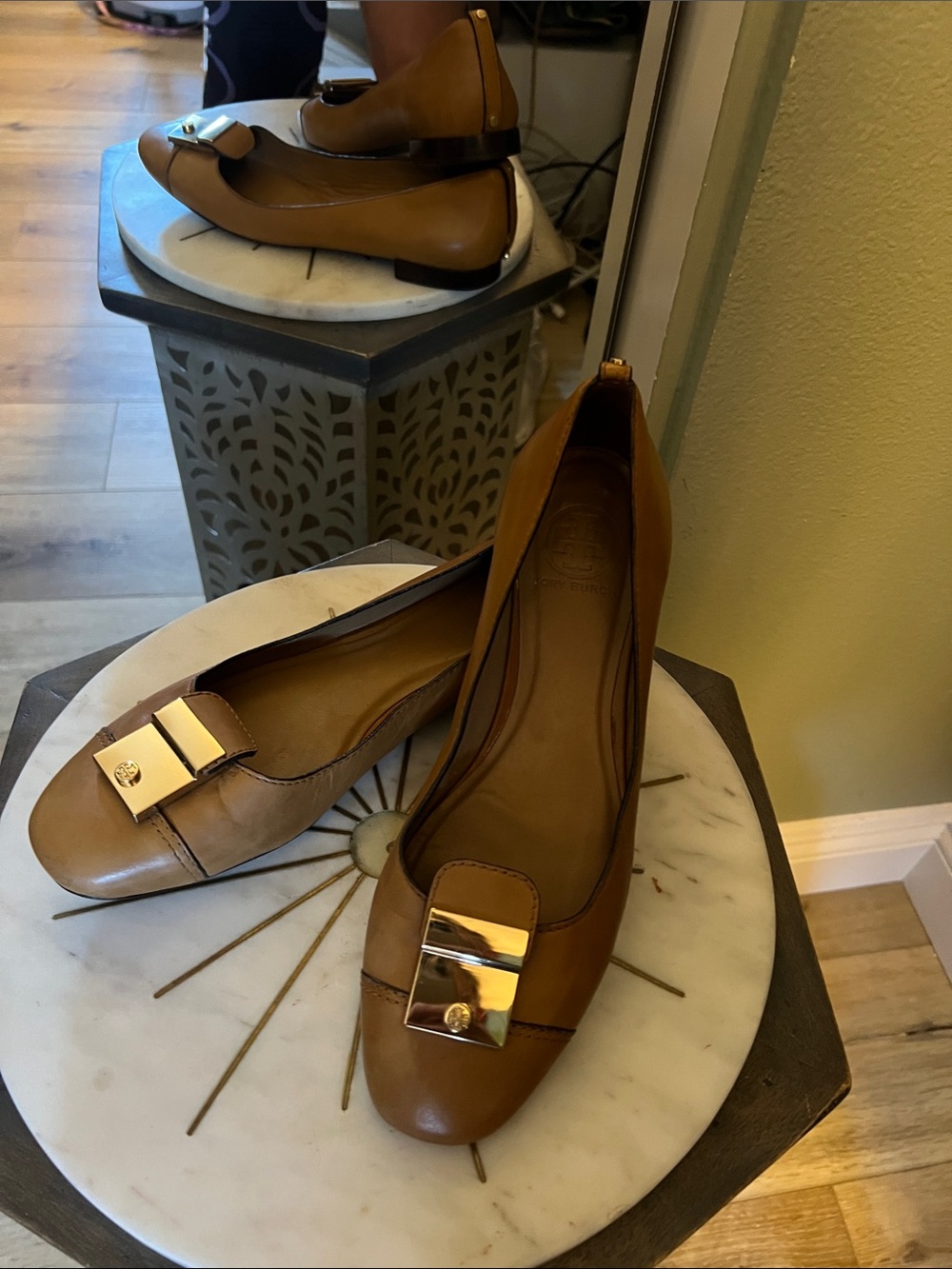 🛑 1 hour sale. Tory Burch Tan Leather Ballet Flats with Gold Buckle 9 - Picture 2 of 10